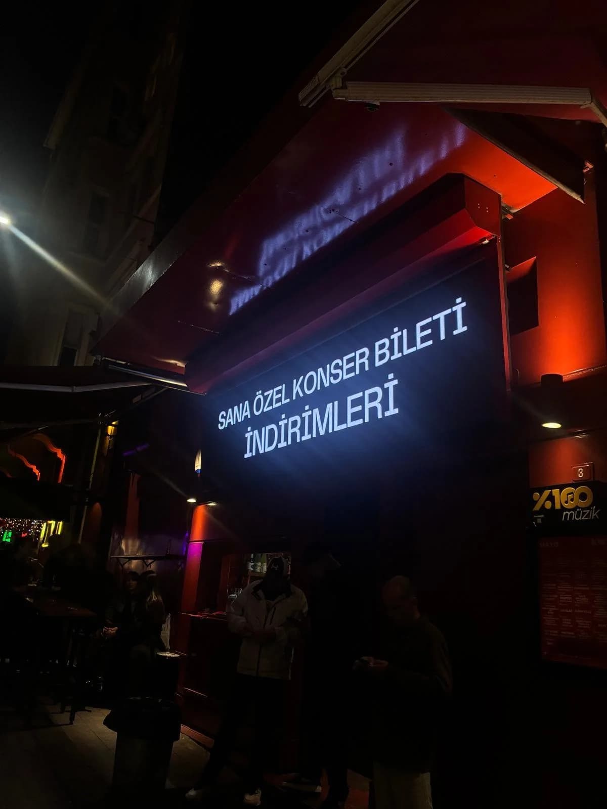 PodsyLive konser etkinliğindeki dijital ekran